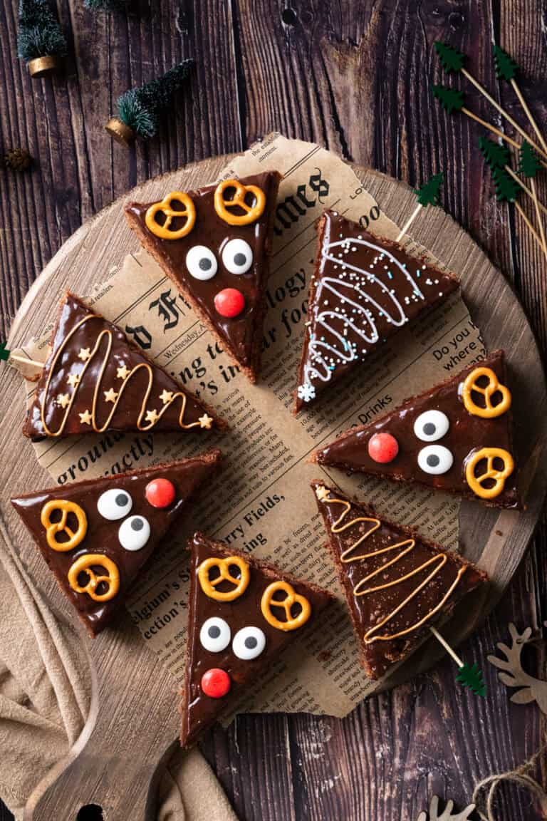 Schokoladenkuchen zur Weihnachtszeit: Süße Rentiere und Tannenbäume ...