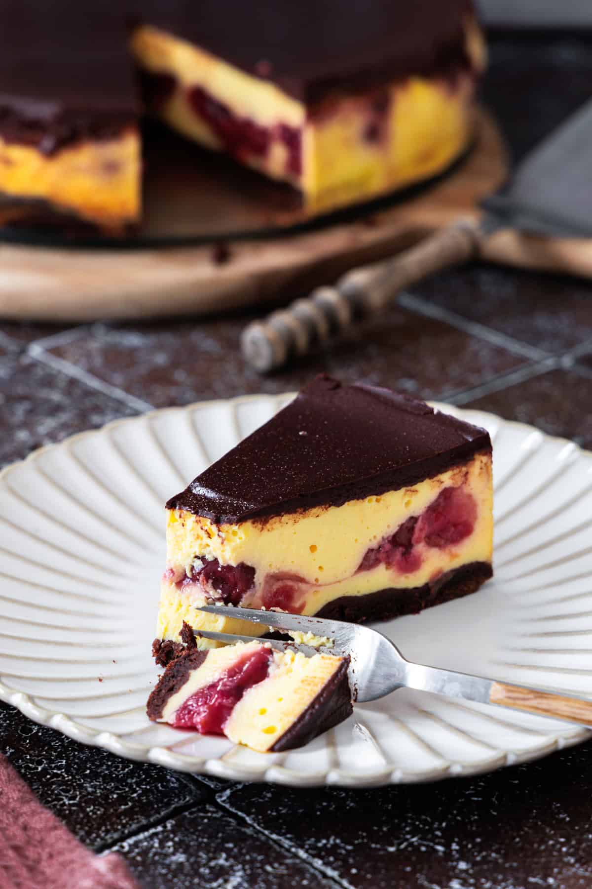 Schwarzwälder Käsetorte auf einem Teller, eine Gabel liegt auf dem Teller 