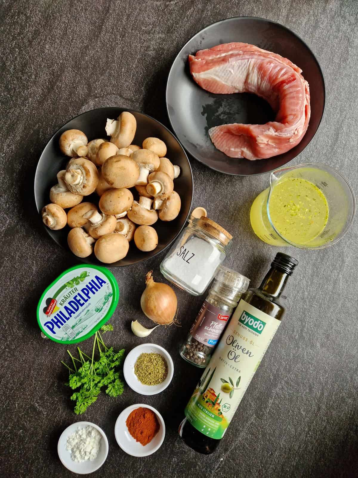 Zutaten für das Schweinefilet in Champignon-Rahmsoße