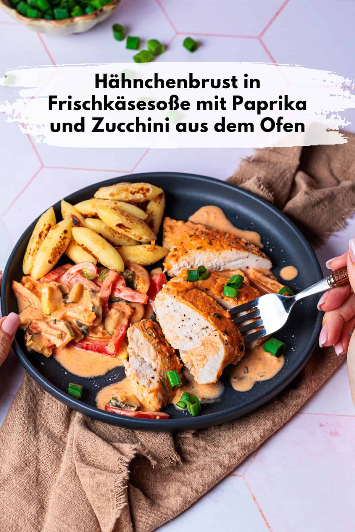 Pin zu Pinterest: Hähnchenbrust in Frischkäsesoße mit Paprika und Zucchini aus dem Ofen