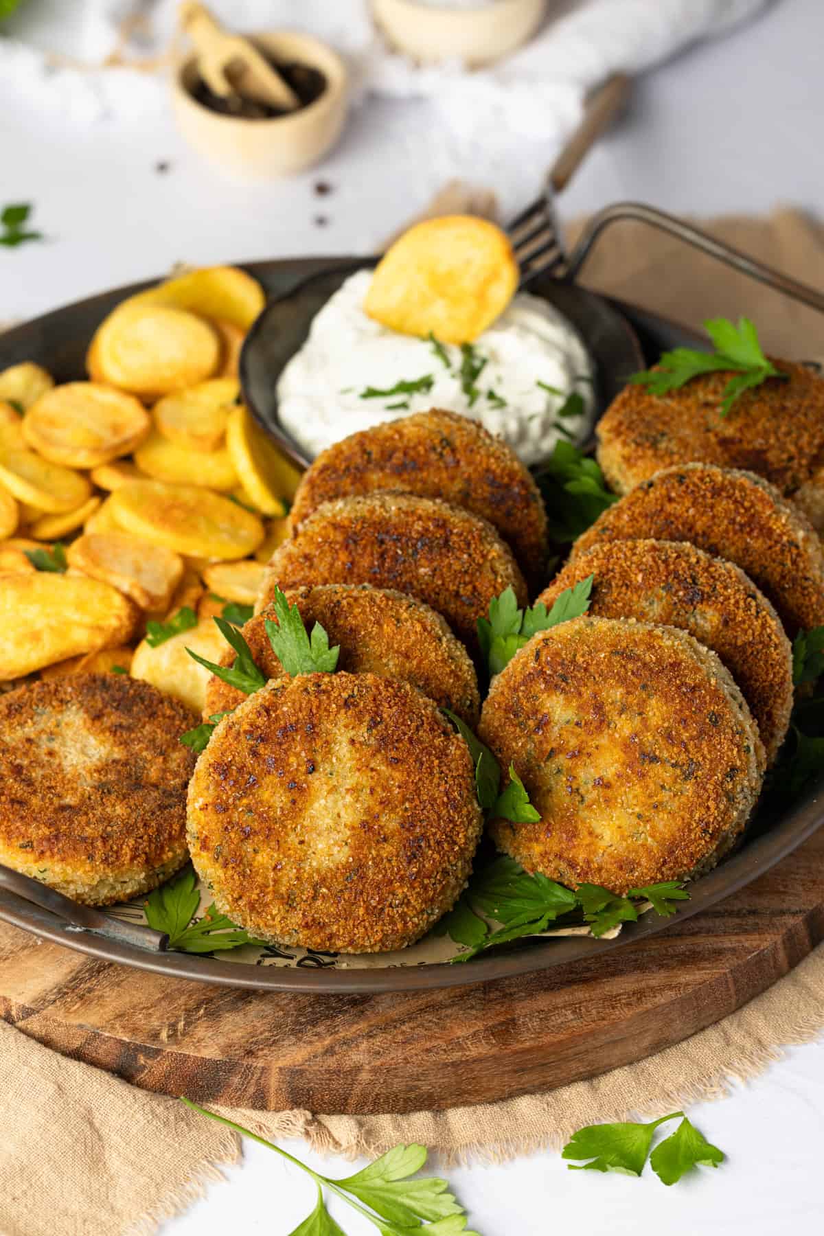 Vegetarische Frikadellen mit Reis und Quark (Gemüsefrikadellen) auf einem Metallteller und mit Bratkartoffeln. 