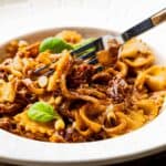 Vegetarischer Nudelauflauf mit karamellisierten Zwiebeln & Knoblauch