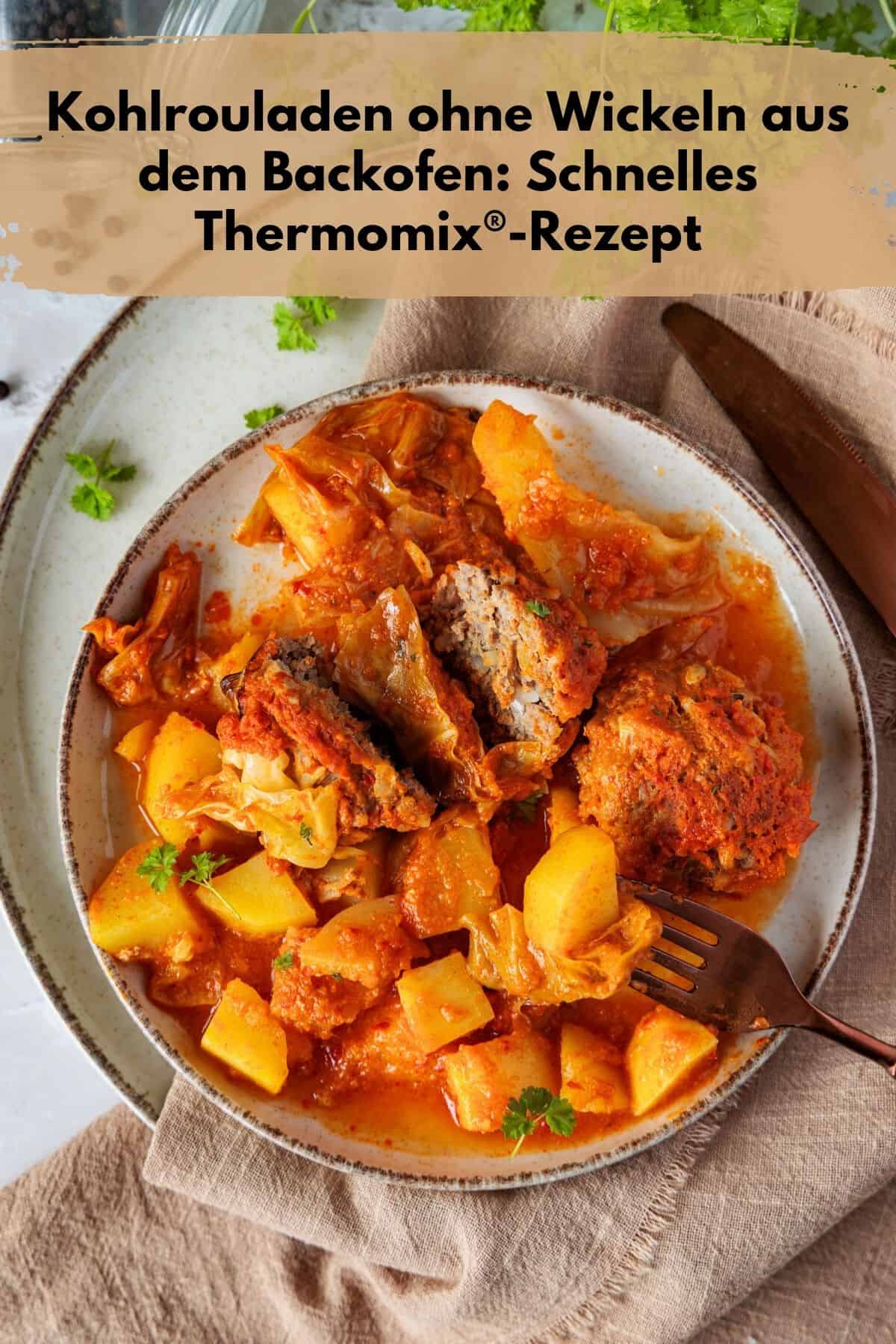 Pin zu Pinterest: Kohlrouladen ohne Wickeln aus dem Backofen: Schnelles Thermomix®-Rezept. Draufsicht auf einen hellen Teller mit einer Portion Kohlrouladen für Faule. Das Gericht besteht aus saftigen Hackbällchen, die von zartem Spitzkohl umgeben sind, zusammen mit goldgelben Kartoffelwürfeln, alles in einer reichhaltigen, orangen Tomatensauce. Ein Hackbällchen ist in der Mitte aufgeschnitten, um die Textur der Füllung zu zeigen. Eine rosé goldene Gabel liegt rechts neben dem Teller. Ein beiges Stofftuch ist unter dem Teller drapiert. Im Hintergrund sind schwarze Pfefferkörner und frische Petersilie zu sehen.