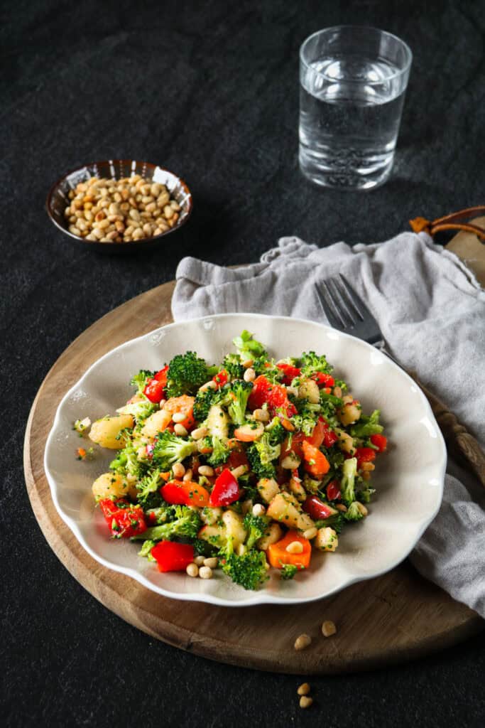 Rohkostsalat mit Brokkoli, Apfel & Paprika: 10-Minuten-Rezept für den ... Rohkostsalat mit Brokkoli, Apfel & Paprika: 10-Minuten-Rezept für den ...