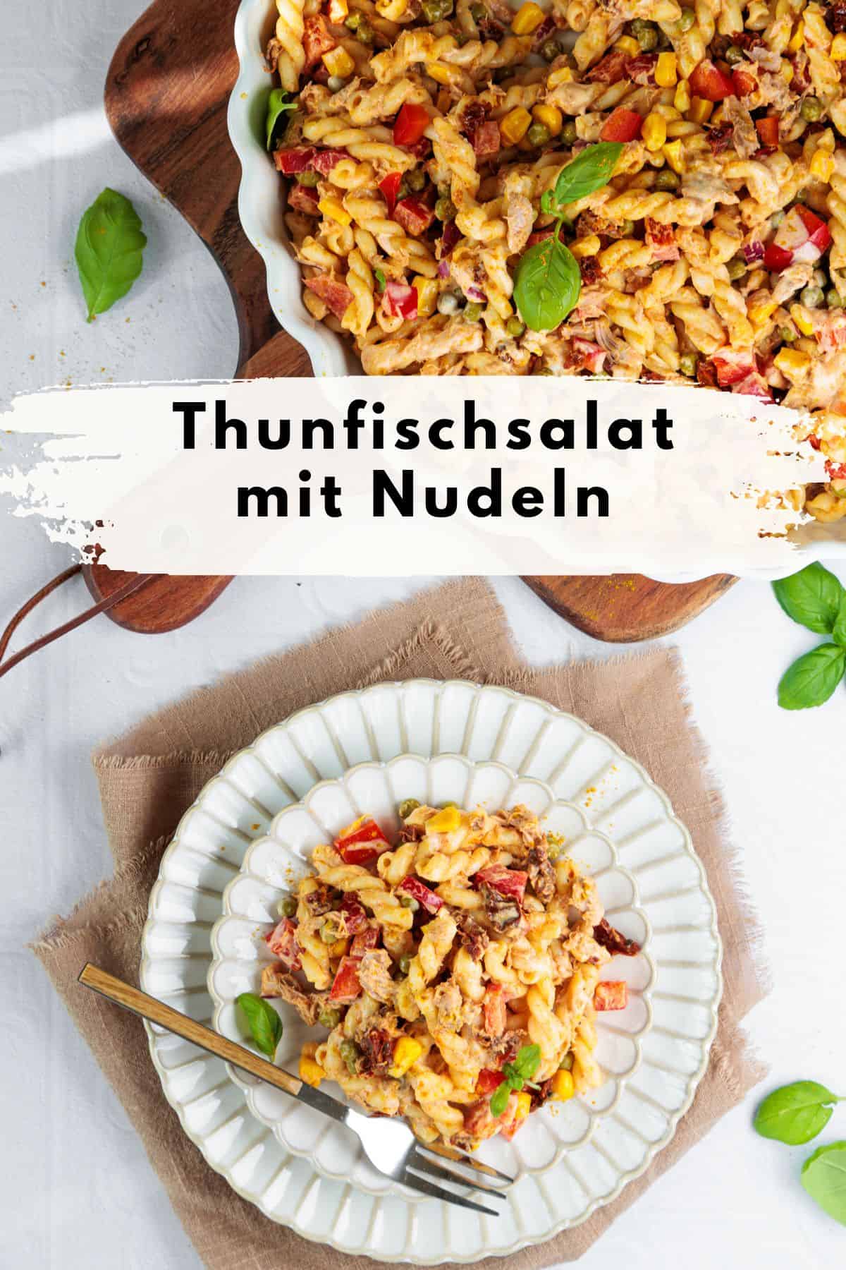 Ein Teller mit Thunfischsalat mit Nudeln ist auf einem strukturierten weißen Teller angerichtet, darunter ein beigefarbenes Tuch und ein goldener Löffel. Im Hintergrund ist eine weiße Auflaufform mit dem restlichen Salat zu sehen. Ein weißer Balken mit dem Text "Thunfischsalat mit Nudeln" ist in der Mitte des Bildes platziert. Der Salat enthält Spiralnudeln, Thunfischstücke, Mais, Paprika und Erbsen. Dieses Gericht ist eine perfekte Grillbeilage oder ein erfrischender Sommersalat. Es ist ein einfaches Rezept für ein schnelles Essen und durch die bunten Zutaten ein echter Hingucker.