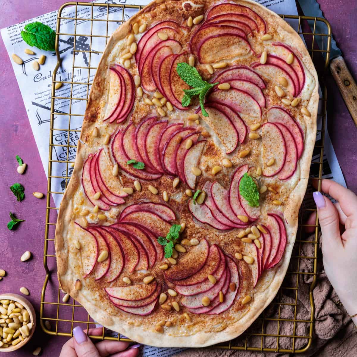 Flammkuchen Rezept: Lachs, Rucola und Burrata &amp; Apfel, Zimt, Pinienkerne