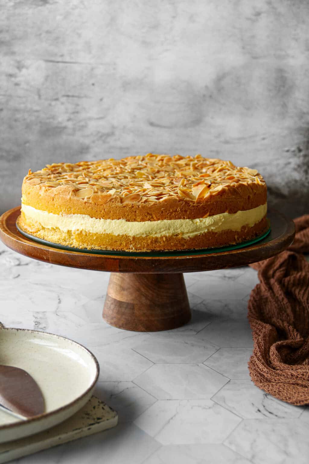 Bienenstich ohne Hefeteig mit Paradiescreme – schnell, einfach &amp; lecker