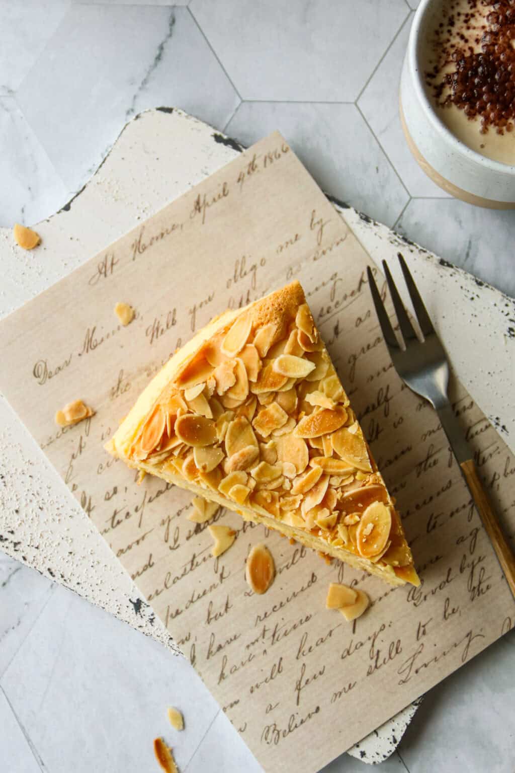 Bienenstich ohne Hefeteig mit Paradiescreme – schnell, einfach &amp; lecker