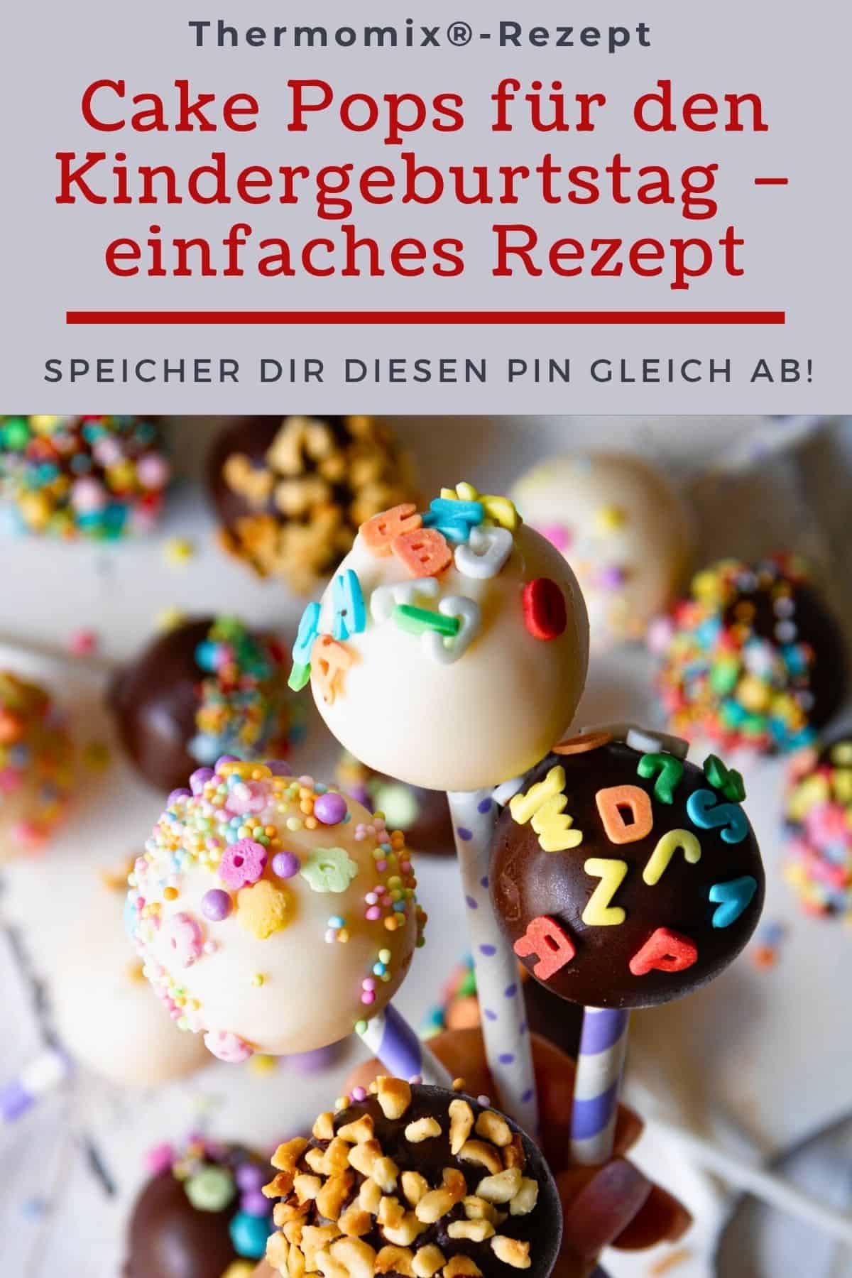 Ein vertikaler Pin zeigt im oberen Bereich den Text "Thermomix®-Rezept Cake Pops für den Kindergeburtstag – einfaches Rezept" und "SPEICHER DIR DIESEN PIN GLEICH AB!". Darunter sind fünf bunte Cake Pops im Fokus zu sehen, drei davon auf lila-weiß gestreiften Stielen und zwei auf weißen Stielen. Die Cake Pops sind mit dunkler oder heller Glasur überzogen und kreativ mit bunten Streuseln, Zuckerbuchstaben und gehackten Nüssen verziert. Im unscharfen Hintergrund sind weitere Cake Pops erkennbar, die auf einem hellen Untergrund liegen und die Vielfalt der Dekorationen dieses Thermomix®-Rezepts für Kuchen am Stiel unterstreichen.