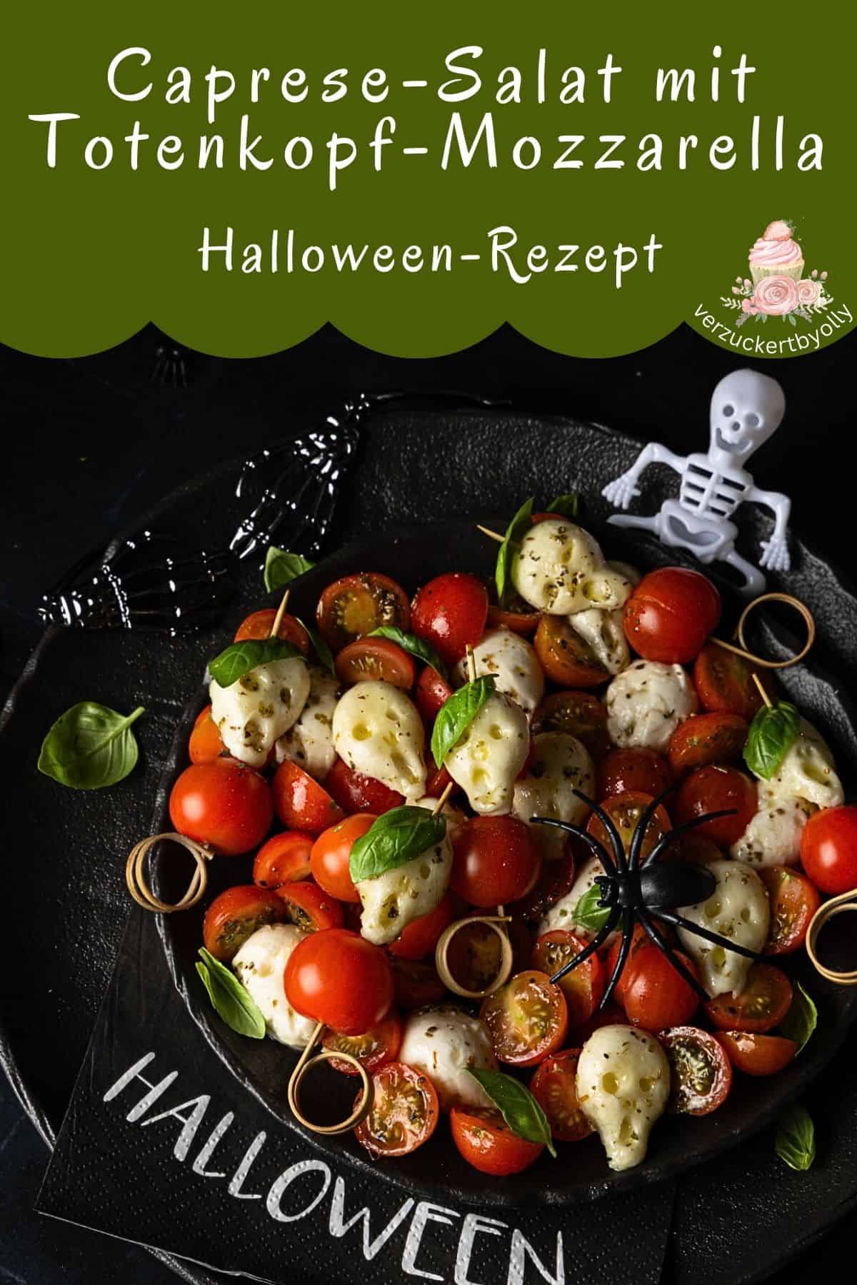 Pinterest Pin für Caprese-Salat mit Totenkopf-Mozzarella. Zu sehen ist ein Teller mit Halloween-Caprese-Spießen, bestehend aus Mozzarella-Totenköpfen, Kirschtomaten und Basilikum. Ein schnelles und einfaches Halloween-Rezept.