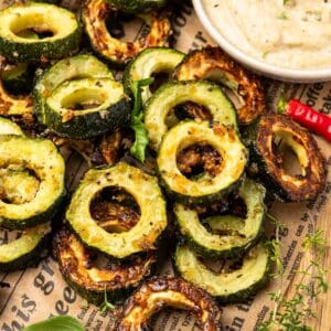 Zucchini aus dem Ofen in Scheiben mit Parmesan und würzigem Dip - schnelle Zucchini Rezepte