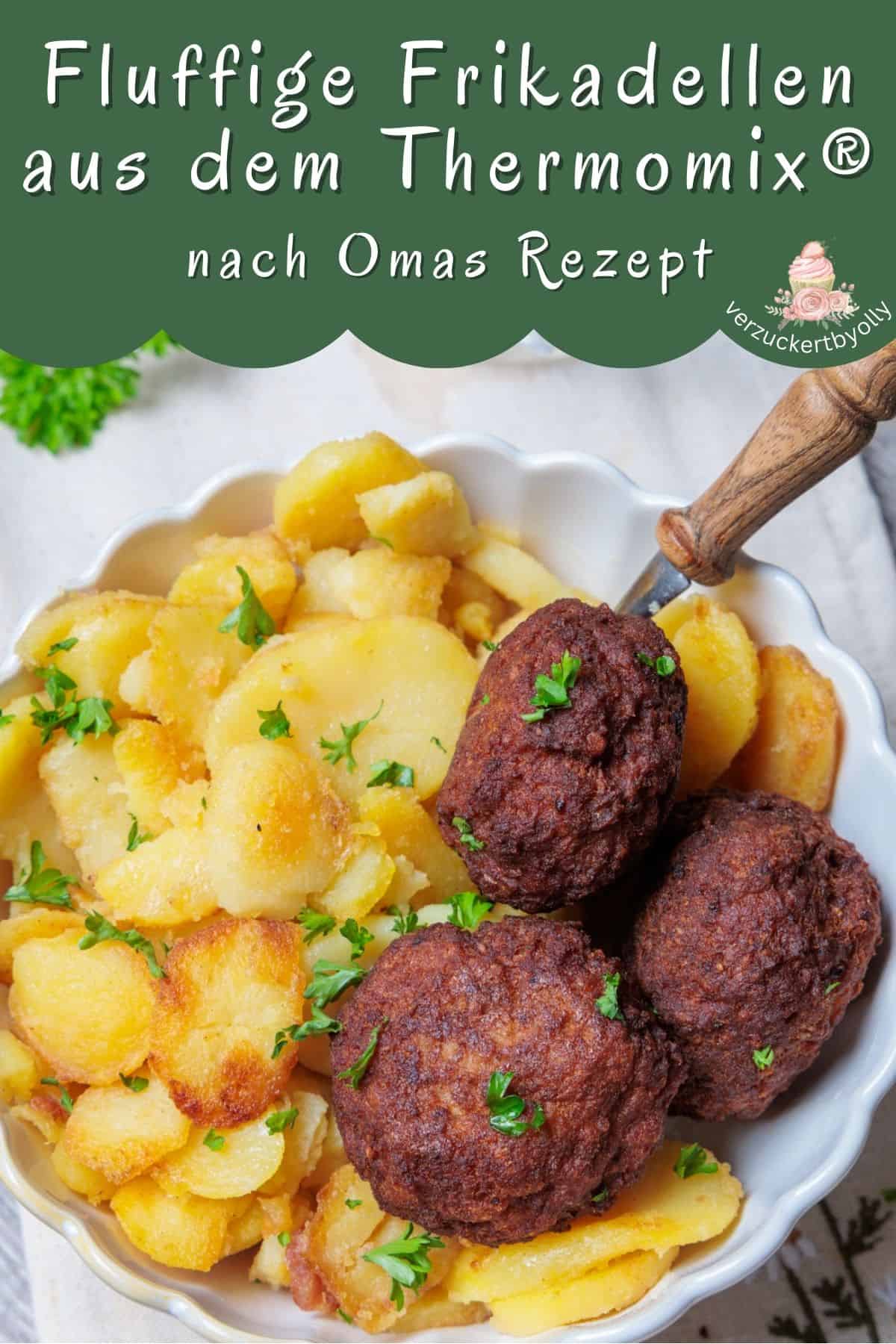 Pin für Pinterest: Nahaufnahme eines Tellers mit fluffigen Frikadellen aus dem Thermomix®, die nach Omas Rezept zubereitet wurden. Die Frikadellen sind saftig, knusprig und werden mit goldbraunen Bratkartoffeln serviert. Das Gericht ist mit frischer Petersilie garniert.