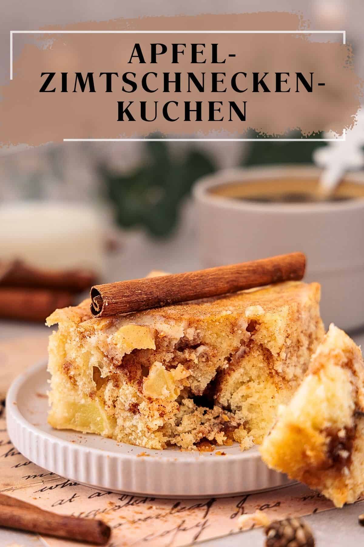 Pinterest-Bild: Apfel-Zimtschneckenkuchen vom Blech. Ein Stück des saftigen Blechkuchens mit Zimt-Marmorierung und Apfelstücken, dekoriert mit einer Zimtstange. Einfaches und schnelles Thermomix® Rezept ohne Hefe. Perfekter Weihnachtskuchen, Herbstkuchen oder Blechkuchen für die Kaffeetafel.
