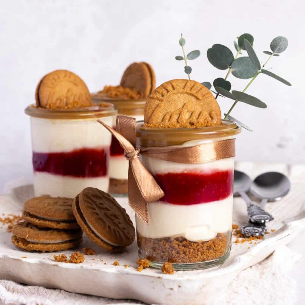 Lotus Biscoff Himbeeren Dessert im Glas: Cremiges No-Bake Schichtdessert mit Keksboden und Himbeeren aus dem Thermomix® für Weihnachten.