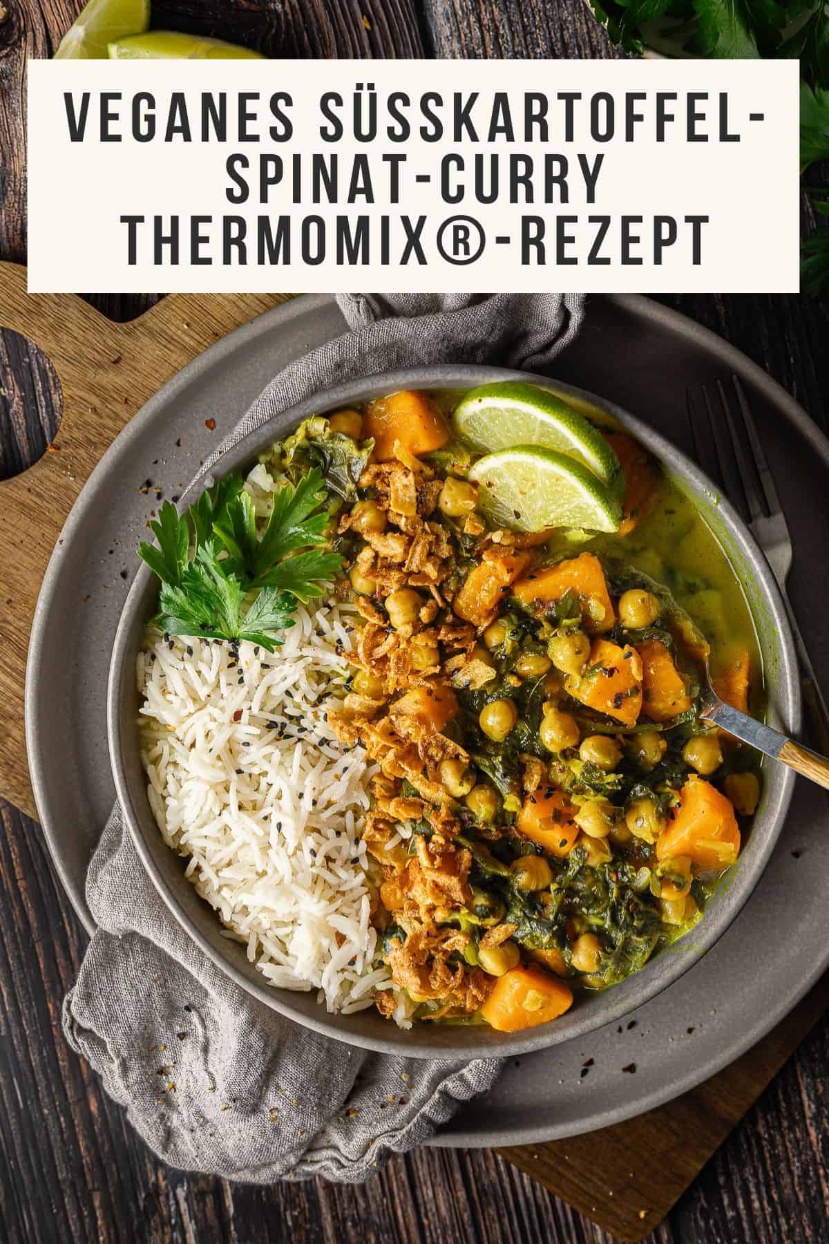 Pin für Pinterest; Veganes Süßkartoffel-Spinat-Curry mit Kichererbsen. Das cremige Gericht ist mit knusprigen Röstzwiebeln, frischer Petersilie und Limettenscheiben garniert und wird neben Basmati-Reis mit Schwarzkümmel serviert. Ein schnelles, wärmendes Thermomix® Rezept, ideal für den Veganuary.