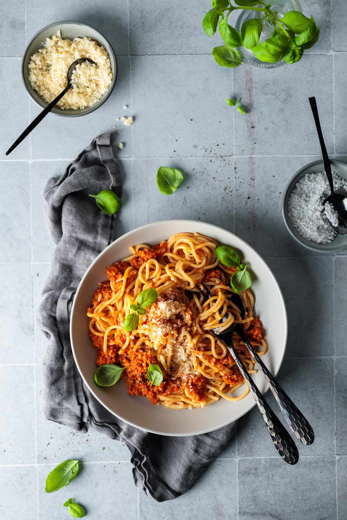 Draufsicht auf eine Portion vegetarische Pasta mit Blumenkohl-Champignon-Soße. Ein schnelles, gesundes Feierabendgericht für die ganze Familie. Die fleischlose Bolognese aus dem Thermomix® ist eine leichte, kalorienarme Mahlzeit für jeden Tag.