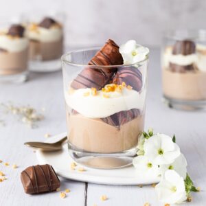 Cremiges Bueno Dessert im Glas mit Mascarpone, Quark & Nutella – in 20 Min. fertig! Mit & ohne Thermomix®. Perfekt für Ostern & das ganze Jahr!