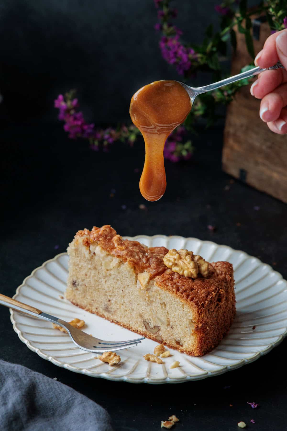 Das glänzende Finale: Ein cremiger Karamell-Guss setzt dem saftigen Rührkuchen aus dem TM die Krone auf.