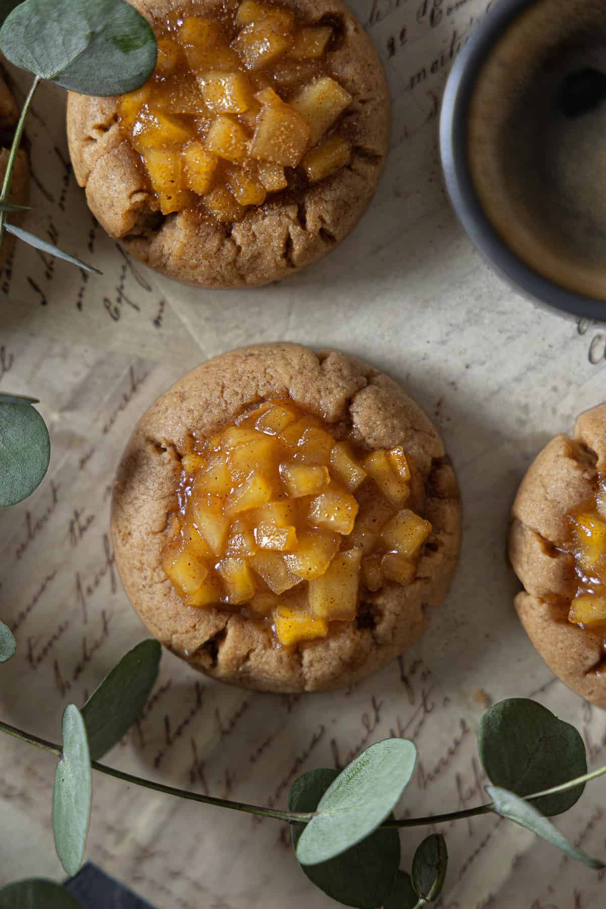 Nahaufnahme von zwei weichen Apfel-Zimt-Cookies mit saftigen Apfelstückchen.