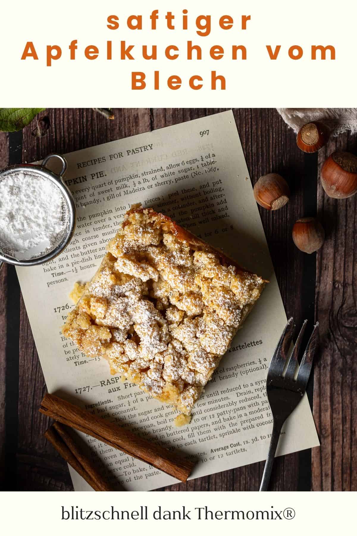 Pin für Pinterest: Ein üppiger, goldbrauner Apfelkuchen mit Haselnussstreuseln vom Blech aus dem Thermomix®